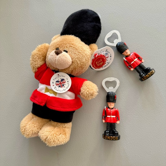 London Gift: British Queens Guard Brown Plush Teddybear & 2 Bottle Openers | NEW - Picture 2 of 6